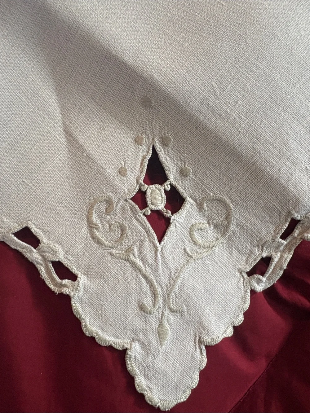Vintage machine Embroidered White Linen Napkin Set with Scalloped Edges